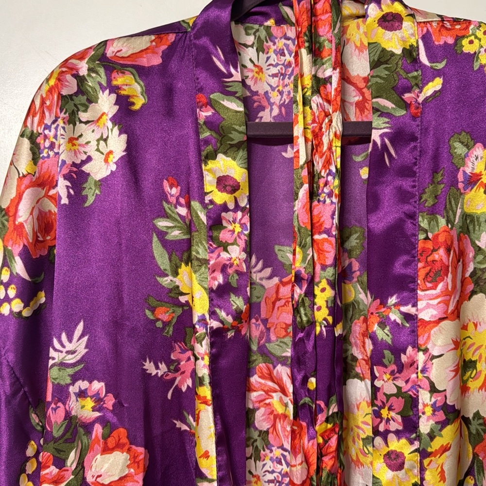 Robe - Picture 2 of 3